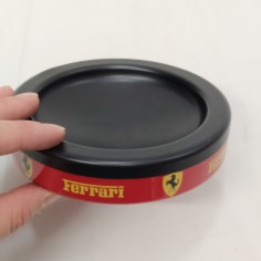 Svuota tasche Ferrari nero e rosso rotondo con diametro 12,5 cm. Buono 2