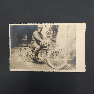 Cartolina di motociclista degli anni '20 misure 13,5x8 cm. Ingiallimenti