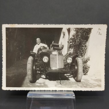 Cartolina di auto Maserati degli anni '20 misura 13,5x8 cm. Ingiallimenti