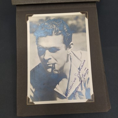 Album di 19 foto autografe di vari attori e attrici, anni '30-'40. Ingiallimenti