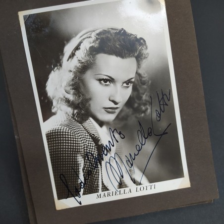 Album di 19 foto autografe di vari attori e attrici, anni '30-'40. Ingiallimenti