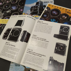 Lotto di 5 brochure obiettivi fotografici Hasselblad, anni '70 - '80. Buono 2