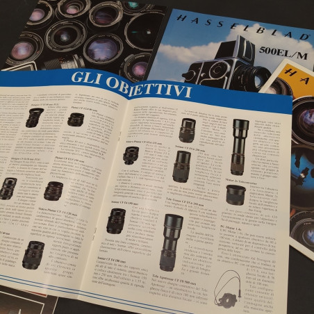 Lotto di 5 brochure obiettivi fotografici Hasselblad, anni '70 - '80. Buono