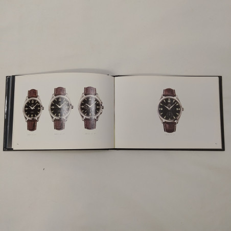 Lotto di 2 cataloghi di orologi Omega 2004/2005. Piccola sbucciatura