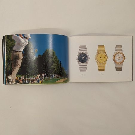 Lotto di 2 cataloghi di orologi Omega 2004/2005. Piccola sbucciatura