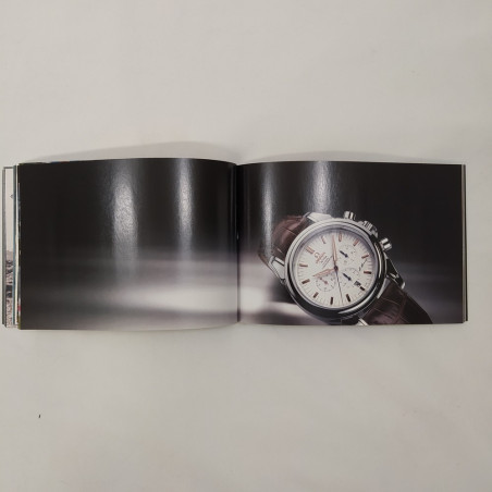 Lotto di 2 cataloghi di orologi Omega 2004/2005. Piccola sbucciatura