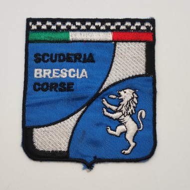 Distintivo in tessuto ricamato della Scuderia Brescia Corse. Piccola macchia