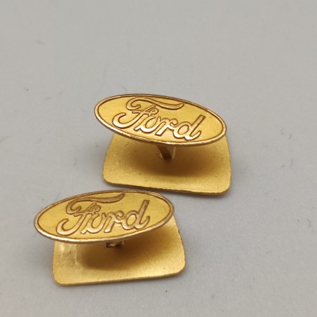 Gemelli Ford dorati opachi con trattore inciso. Retro con piccoli segni