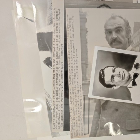 Lotto di 9 Fotografie di Sean Connery in varie annate con annotazioni. Buono