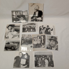 Lotto di 11 fotografie dei Beatles e familiari, varie dimensioni. Buono