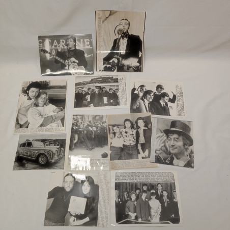 Lotto di 11 fotografie dei Beatles e familiari, varie dimensioni. Buono