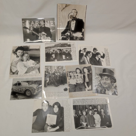 Lotto di 11 fotografie dei Beatles e familiari, varie dimensioni. Buono