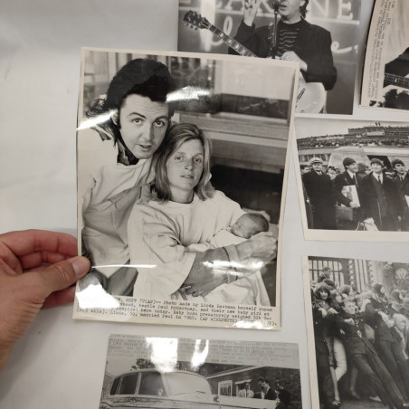 Lotto di 11 fotografie dei Beatles e familiari, varie dimensioni. Buono