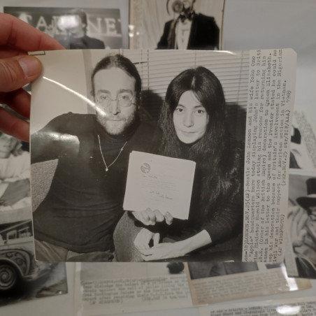 Lotto di 11 fotografie dei Beatles e familiari, varie dimensioni. Buono
