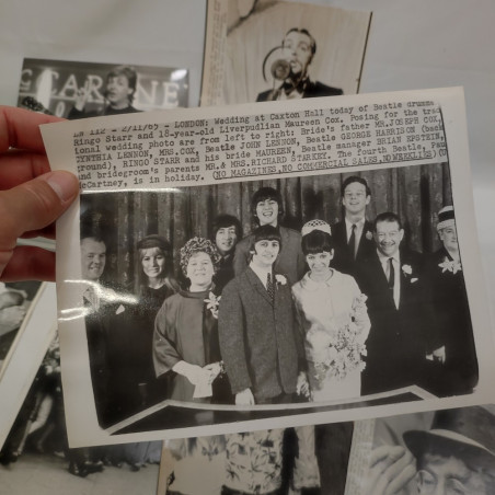 Lotto di 11 fotografie dei Beatles e familiari, varie dimensioni. Buono