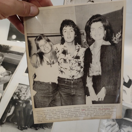 Lotto di 11 fotografie dei Beatles e familiari, varie dimensioni. Buono