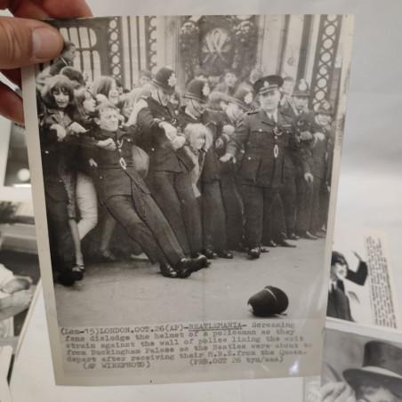 Lotto di 11 fotografie dei Beatles e familiari, varie dimensioni. Buono
