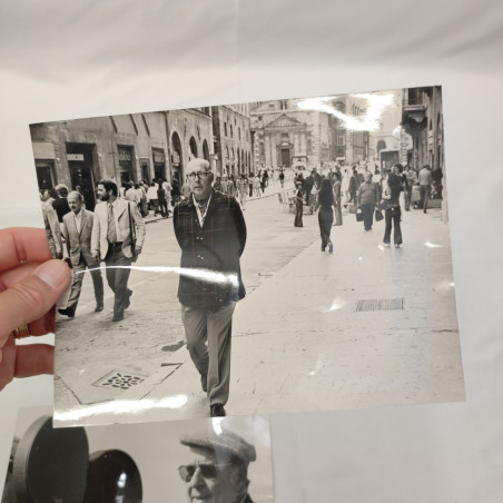 Lotto di 3 fotografie di Roberto Rossellini e Frank Capra, dimensioni varie