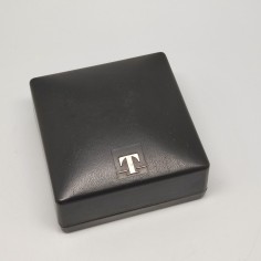 Cofanetto per orologi Tissot grigio in plastica. Lievi graffi esterni 2