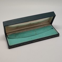 Cofanetto per orologi Tissot verde, dettagli dorati. Segni di scollatura e aloni 2