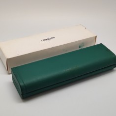 Cofanetto per orologi Longines verde con sbucciature e materiale che si sfalda 2