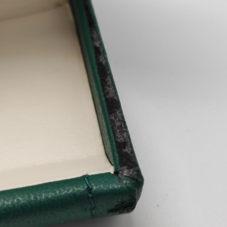 Cofanetto per orologi Longines verde con sbucciature e materiale che si sfalda