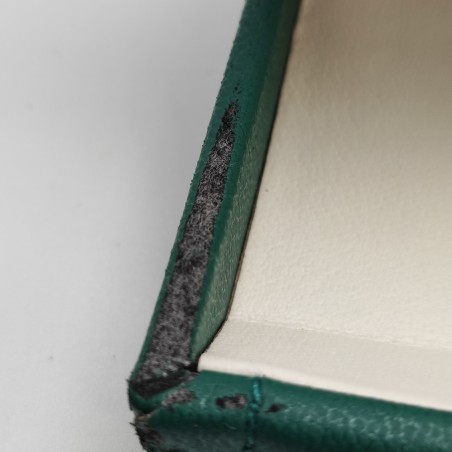 Cofanetto per orologi Longines verde con sbucciature e materiale che si sfalda
