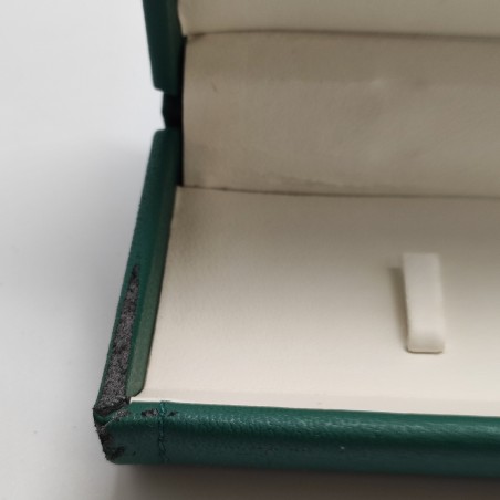 Cofanetto per orologi Longines verde con sbucciature e materiale che si sfalda
