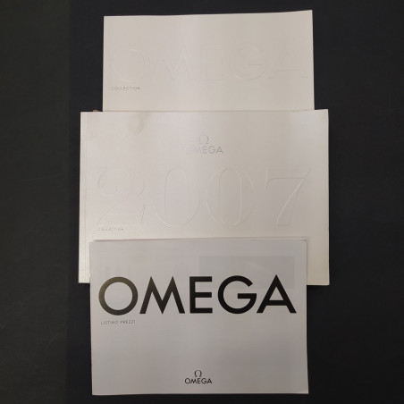 Lotto di 5 cataloghi e listino prezzi per orologi Omega, anni 2000. Buono