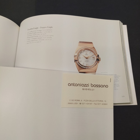 Lotto di 5 cataloghi e listino prezzi per orologi Omega, anni 2000. Buono