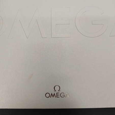 Lotto di 5 cataloghi e listino prezzi per orologi Omega, anni 2000. Buono