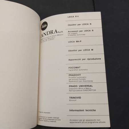 Catalogo macchine fotografiche Leica, 1982. Ingrigimenti in copertina