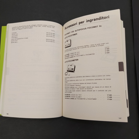 Catalogo macchine fotografiche Leica, 1982. Ingrigimenti in copertina