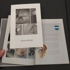 Catalogo di orologi Baume & Mercier 2010. Copertina rigida con polvere e macchie 2