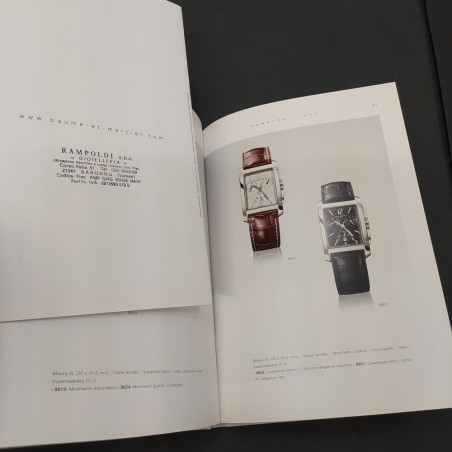 Catalogo di orologi Baume & Mercier 2010. Copertina rigida con polvere e macchie