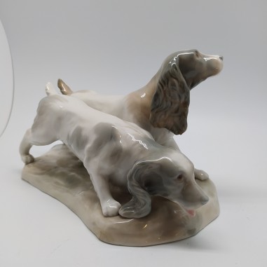 Coppia di cani da caccia in ceramica 29x17cm, alta 15cm. Necessita di pulizia