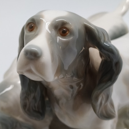 Coppia di cani da caccia in ceramica 29x17cm, alta 15cm. Necessita di pulizia