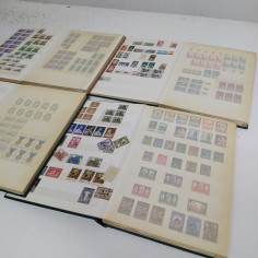Lotto di 4 album di francobolli italiani e stranieri anni '50, '60, '70. Buono 2