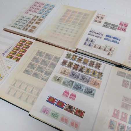 Lotto di 4 album di francobolli italiani e stranieri anni '50, '60, '70. Buono
