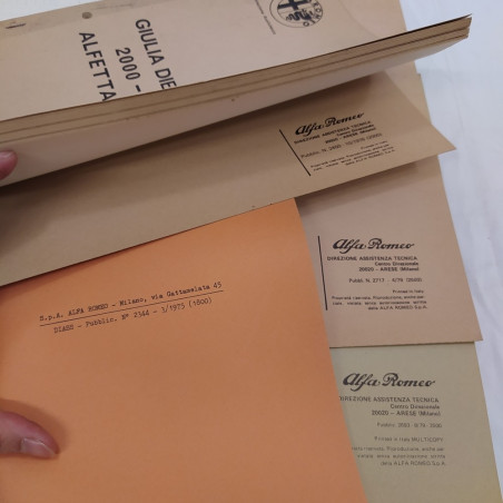 Lotto di 4 libretti Alfa Romeo modelli vari, anni '70. Macchie