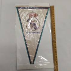 Gagliardetto del Real Madrid Football Club plastificato 26x15 cm. Buono 2