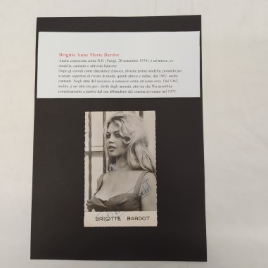 Cartolina con foto e autografo originale di Brigitte Bardot. Sbucciature