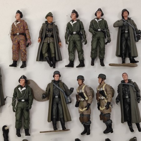 Paracadutisti tedeschi + soldati Elite Grossdeutschland sc. 1/16 e 1/18