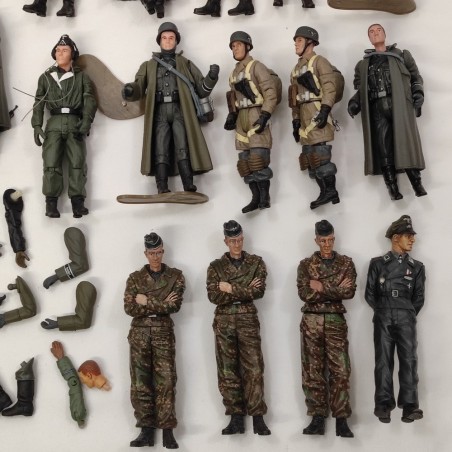 Paracadutisti tedeschi + soldati Elite Grossdeutschland sc. 1/16 e 1/18