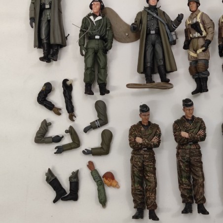 Paracadutisti tedeschi + soldati Elite Grossdeutschland sc. 1/16 e 1/18