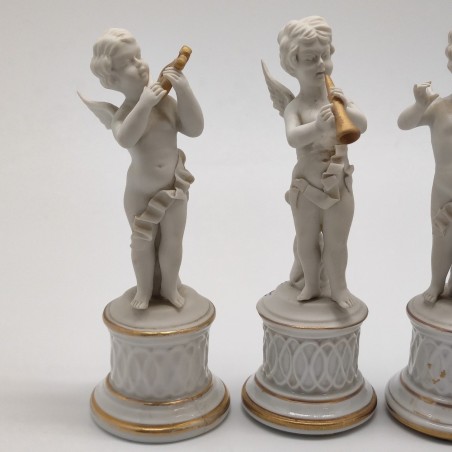 Lotto di 4 statuine in biscuit Capodimonte angioletti sunatori