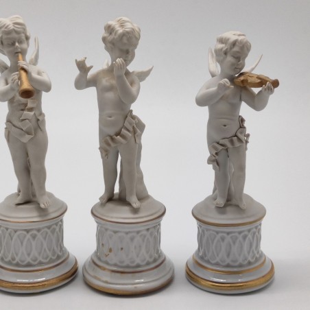 Lotto di 4 statuine in biscuit Capodimonte angioletti sunatori