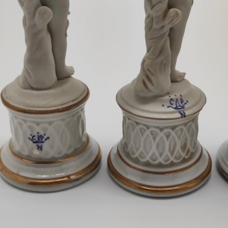 Lotto di 4 statuine in biscuit Capodimonte angioletti sunatori