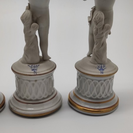 Lotto di 4 statuine in biscuit Capodimonte angioletti sunatori