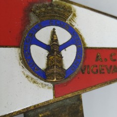 Placca triangolare A.C. Vigevano in metallo smaltato primo 900. Ossidazione 2
